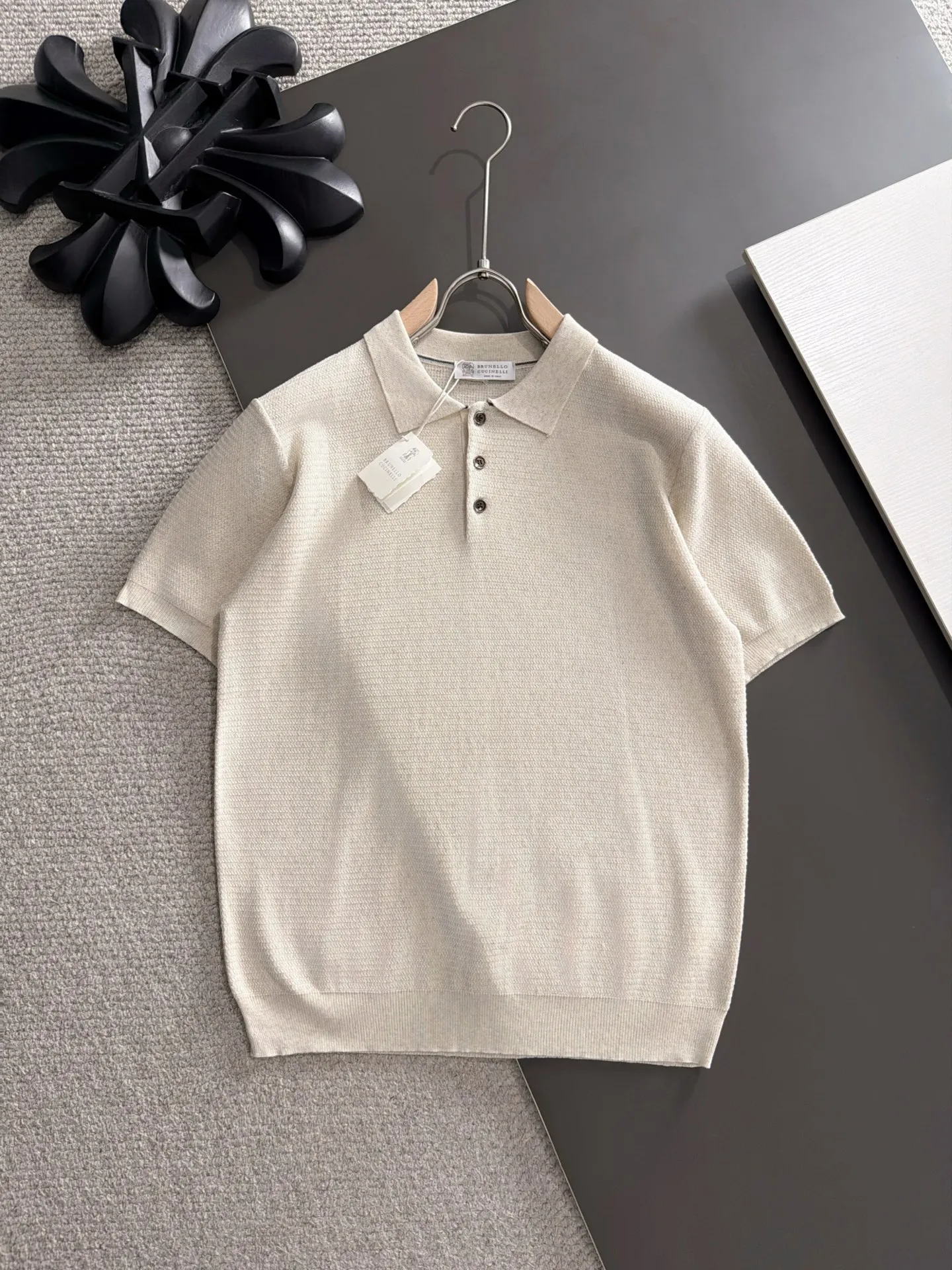 Next day shipment BC high quality-Brunello Cucineli 26ss New Arrival men's short-sleeved T-shirt. Like LP, it belongs to the same old-money style top brand. New Arrival is a top-notch brand. New Arrival Original men's casual short-sleeved. Made of combed cotton yarn knitted cotton-like fabric. Exclusive Premium custom-controlled raw materials. It feels substantial when weighed. The upper body is also more textured than ordinary T-shirts. Fashionable Versatile Hot Sale, skin-friendly and comfortable to wear, premium boutique, exquisite workmanship from Factory, great upper body, essential item for men, complete with three standards Sizes M-3XL